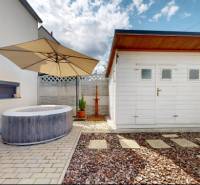 Einfamilienhaus in Stupava mit Terrasse, Whirlpool und Steingarten.