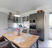 Küche im Einfamilienhaus mit Esstisch und Zugang zur Terrasse.