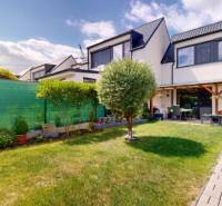 Einfamilienhaus in Stupava mit gepflegtem Garten, Gehweg und Terrasse.