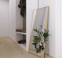 Der Flur in einer 3-Zimmer-Wohnung mit einem Holzboden und einem großen Spiegel.