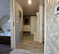 Badezimmer in einer 2-Zimmer-Wohnung mit Holzboden und hellen Wänden.