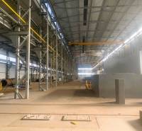 Produktionsräume mit Metallstrukturen und einem Kran innerhalb der Halle.