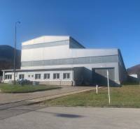 Produktionsräume in Dobšiná mit Stahlkonstruktion, umgeben von Naturlandschaft und Grünflächen.