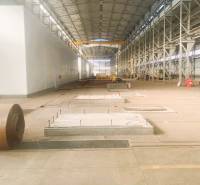 Produktionsräume mit hoher Decke und Metallkonstruktion, Dobšiná.