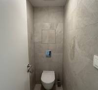 Badezimmer in einer 2-Zimmer-Wohnung mit Fliesen in sanften Farbtönen.