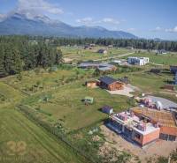 Grundstücke - Wohnen in Mlynica mit Blick auf die Berge und im Grünen gelegenen Rohbauten.