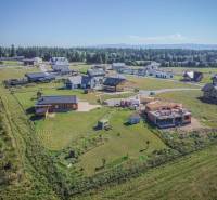 Blick auf die sich entwickelnde Gegend und die Häuser in Mlynica für Grundstücke - Wohnen.
