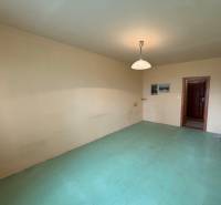 Ein Zimmer in einer 3-Zimmer-Wohnung mit neutralen Wänden und hellem Bodenbelag.