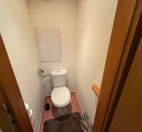 Toilette mit WC-Schüssel und Zubehör in einer 3-Zimmer-Wohnung.