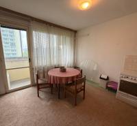 Küche in einer 3-Zimmer-Wohnung mit Esstisch, Elektroherd und Zugang zum Balkon.