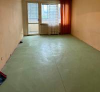 Möglichkeit der inneren Anpassung einer 3-Zimmer-Wohnung mit großen Fenstern und Balkon.