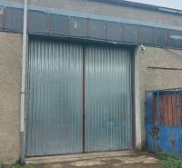 Tor des Lagers in Košice, Stadtteil Juh, mit Metalloberfläche.