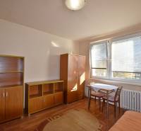 Einzimmerwohnung mit Möbeln, Tisch und Stühlen, ergänzt durch einen Boden mit Holzdekor.