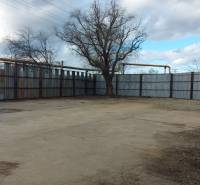 Gewerbegrundstücke in Košice - Stadtteil Juh mit Umzäunung und Bäumen.