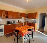 Küche in einem Einfamilienhaus mit Holzdekor und Esstisch.