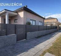 Ein Einfamilienhaus in Iža mit einem modernen Zaun und einem gepflegten Gehweg.