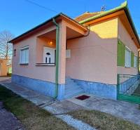 Ein Einfamilienhaus in der Stadt Iža mit Garage und gepflegtem Hof, ideal für eine Familie.