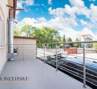 Ein Balkon eines Gebäudes in Dunajská Streda mit einem Metallgeländer und Blick auf die Umgebung.