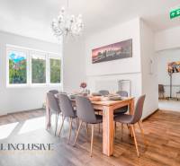 Ein Speisesaal mit einem Kronleuchter und einem Holzboden in einem Gebäude.