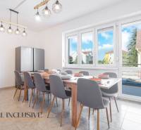 Speisesaal in einem Gebäude mit einem großen Tisch und Blick auf Dunajská Streda.