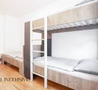 Innenraum mit Etagenbett und Holzboden in einem Gebäude.