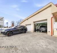 Ein Gebäude in Dunajská Streda mit Autos vor den Garagen und Verkehrsschildern.