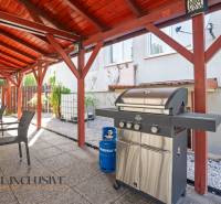 Pavillon in Dunajská Streda mit Grill und Gartenmöbeln, Kiesbett.