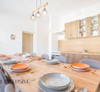 Eine Küche im Gebäude, Holzschränke, großer Tisch mit Holzboden-Dekor.