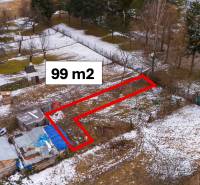 Gärten in Nálepkovo, eingezäuntes Grundstück 99 m², verschneites Gelände, Bäume, Gebäude.