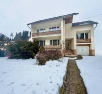 Das Einfamilienhaus in Čadečka in Čadca ist von einem verschneiten Garten und pflegeleichten Sträuchern umgeben.