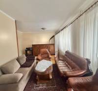 Wohnzimmer mit Sofas und Couchtisch in einem Einfamilienhaus.