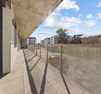 Balkon einer 4-Zimmer-Wohnung in der Skalická cesta in Bratislava - Nové Mesto mit Blick auf die Natur.