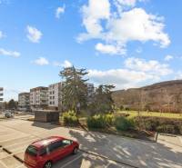 Parkplatz und Wohngebäude an der Skalická-Straße in Bratislava - Nové Mesto.