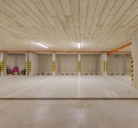 Unterirdische Parkplätze mit farblich markierten Säulen.