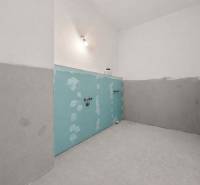 Ein renoviertes Zimmer in einer 4-Zimmer-Wohnung mit Vorbereitung für Installationen.