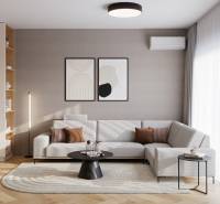 Innenraum einer 4-Zimmer-Wohnung mit Sofa, Couchtisch und Boden in Holzoptik.