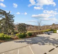 Parkplatz bei einer 4-Zimmer-Wohnung auf der Skalická cesta in Bratislava - Nové Mesto.
