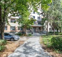 Ein von Grün umgebenes Gebäude in der Tomášikova-Straße, Košice - Stadtteil Sever, Büros.