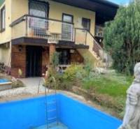 Außenaufnahme einer Hütte in Košice - Stadtteil Vyšné Opátske, mit Überprüfung durch ein Immobilienbüro.