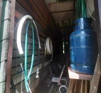 Lagerraum bei der Hütte mit Schläuchen, Gastank und verschiedenen Werkzeugen in Košice.