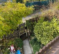 Garten bei der Hütte in Vyšné Opátske mit Weg, Grünflächen und Gartendekor.