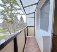 Balkon in einer 2-Zimmer-Wohnung mit Blick ins Grüne, Boden mit Fliesen.