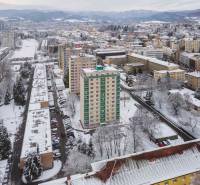 Winterpanorama von Banská Bystrica von der Straße Trieda SNP mit Blick auf die Wohnblöcke.