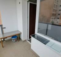 Der Balkon einer Einzimmerwohnung in Ružomberok in der Straße Za dráhou mit Blick auf die Plattenbauten.