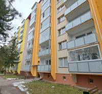 Mehrstöckiges Wohnhaus in der Straße Za dráhou in Ružomberok mit verglasten Balkonen.