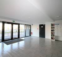 Eingangshalle mit Briefkästen und Glastüren in der Zuzana-Chalupová-Straße in Bratislava-Petržalka.