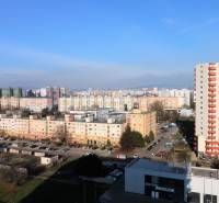 Blick auf die Wohnsiedlung in Bratislava - Petržalka von der Zuzany Chalupovej Straße, 2-Zimmer-Wohnung.