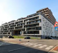 Gebäude in der Zuzana Chalupová Straße in Bratislava - Petržalka mit Parkplätzen.