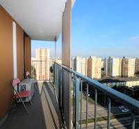 Balkon mit Blick auf die Wohnsiedlung von einer 2-Zimmer-Wohnung in der Zuzany Chalupovej Straße in Bratislava - Petržalka.