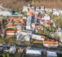 Luftaufnahme von Trenčianske Teplice, der Hurbanova-Straße mit Gewerbegrundstücken und Umgebung.
